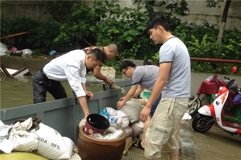 坚守排涝一线  彰显党员本色1.jpg