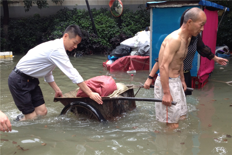 坚守排涝一线  彰显党员本色2.jpg